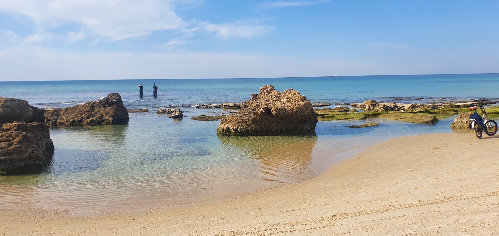 Foto di Blue Bay beach circondato da montagne