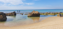 Foto di Blue Bay beach circondato da montagne