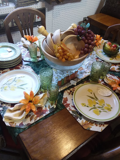 Flea Market «Springfield Flea Market & Gifts», reviews and photos, 1325 E Trafficway St, Springfield, MO 65802, USA