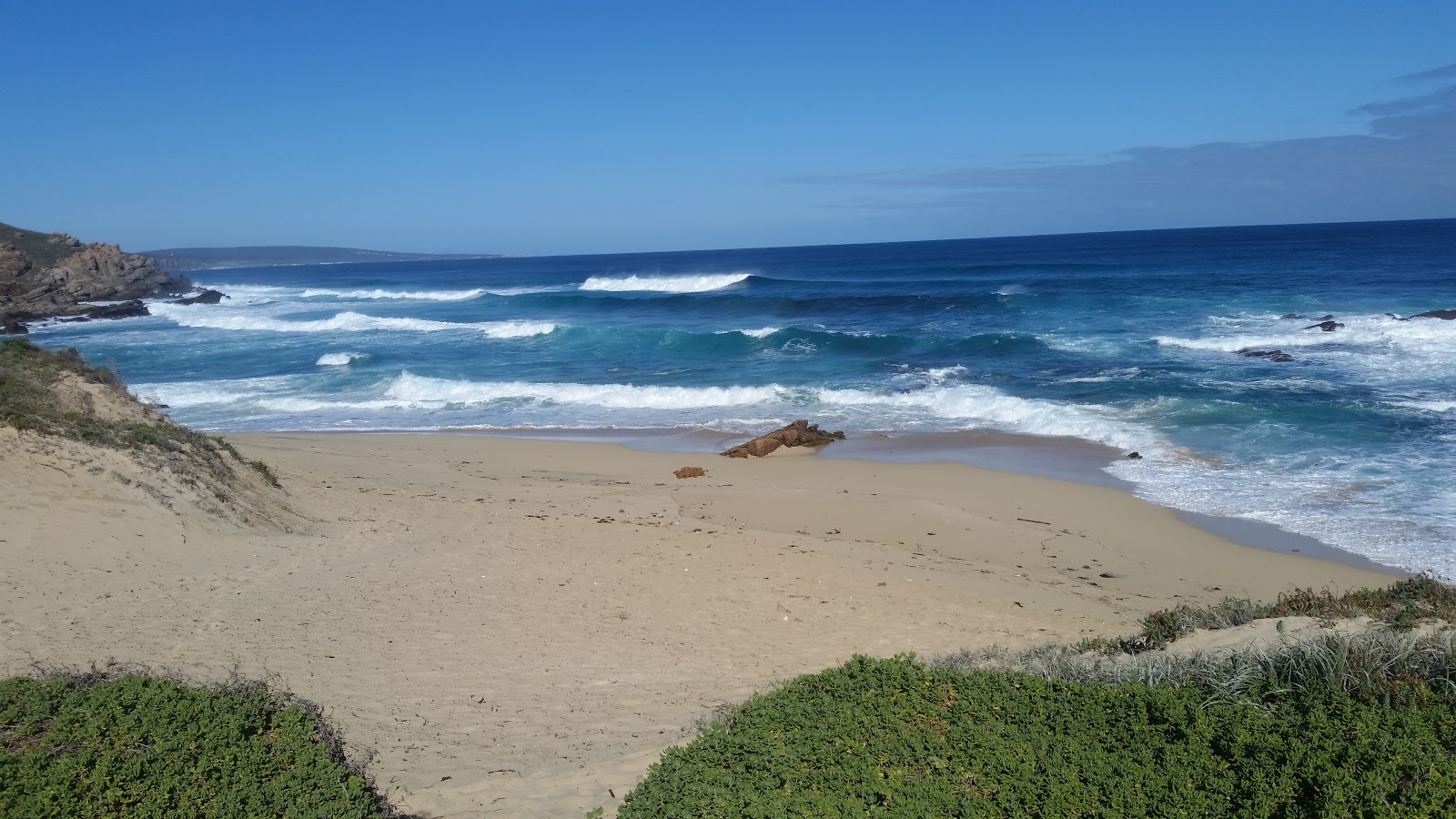 Honeycombs Beach的照片 带有碧绿色纯水表面