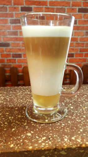 Opinii despre Lucky Club Bár és Büfé în Üllés - Kocsma