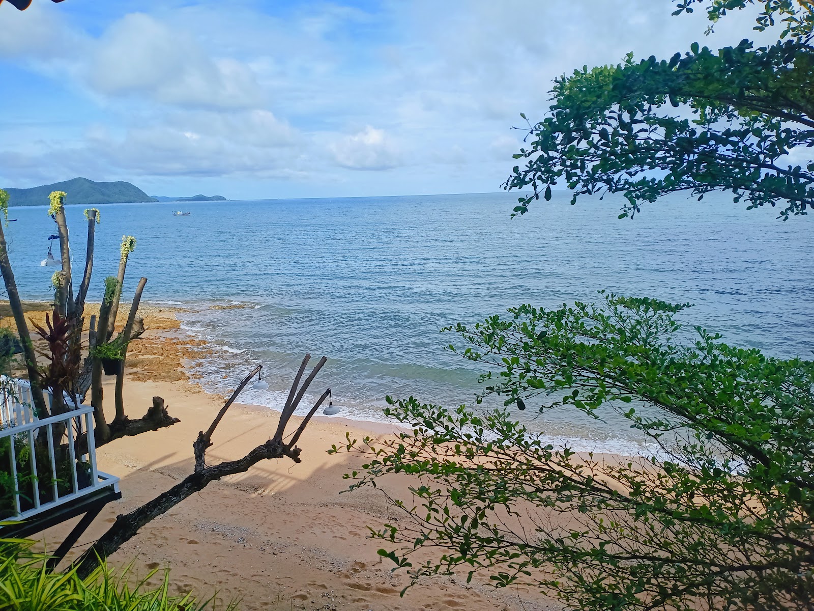 Photo de Pattaya Paradise Beach protégé par des falaises