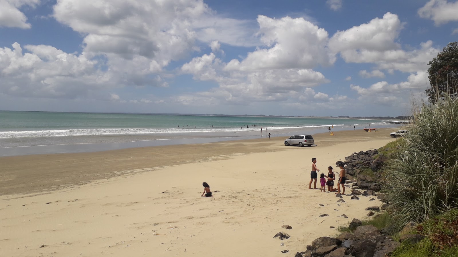 Fotografija Ahipara Beach z svetel fin pesek površino