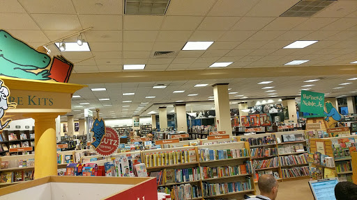 Book Store «Barnes & Noble», reviews and photos, 47 E Chicago Ave, Naperville, IL 60540, USA