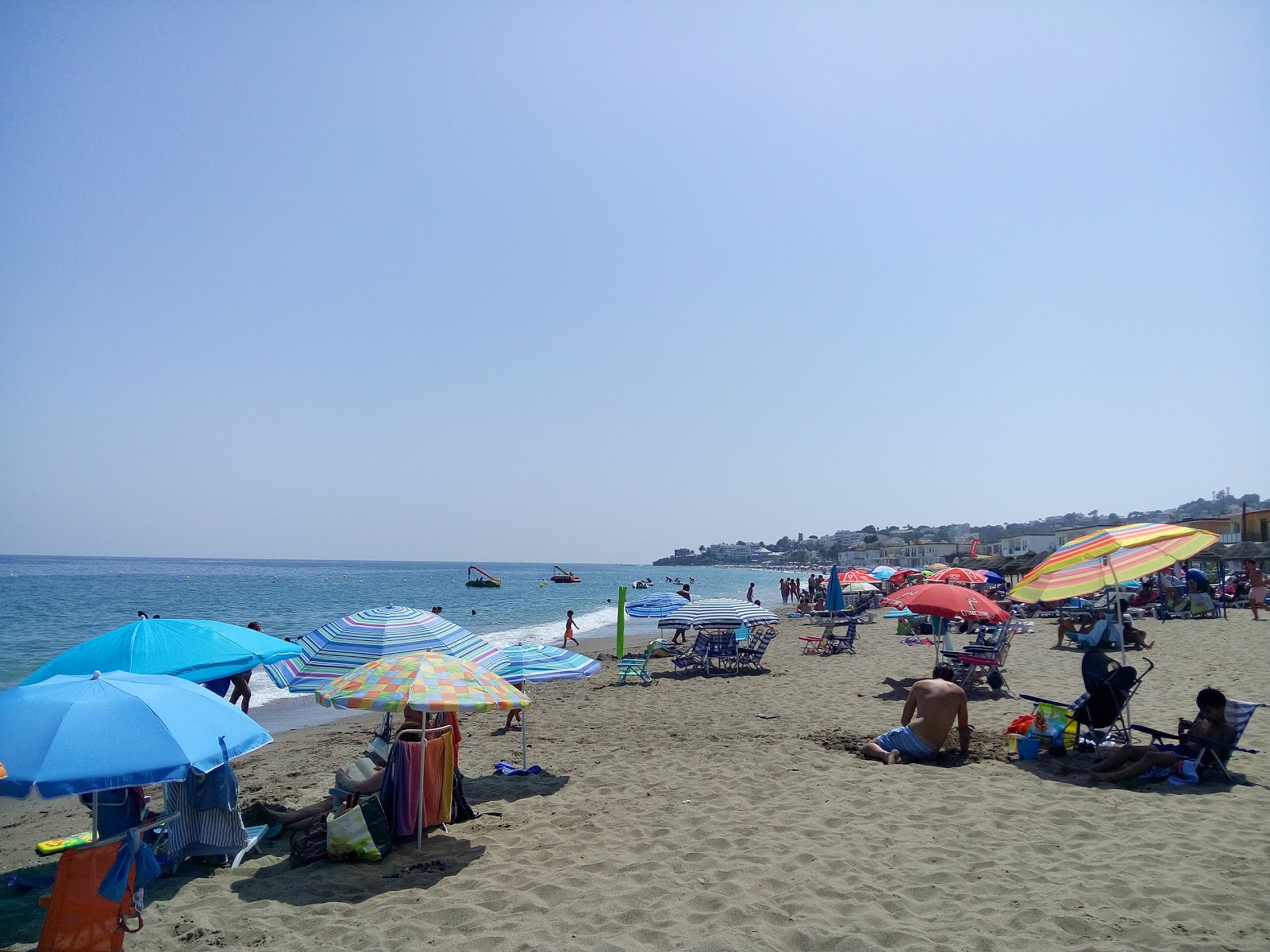 Foto de la Cala de Mijas com praia espaçosa