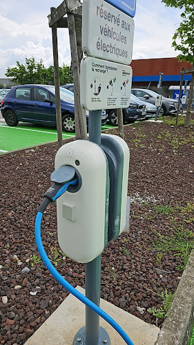 Borne de recharge de véhicules électriques Shell Recharge Charging Station Rillieux-la-Pape