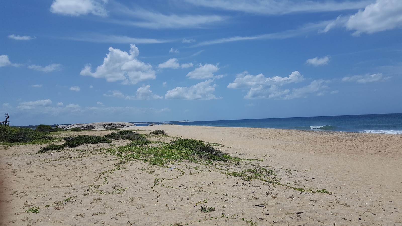 Foto de Okanda Beach com areia bege superfície