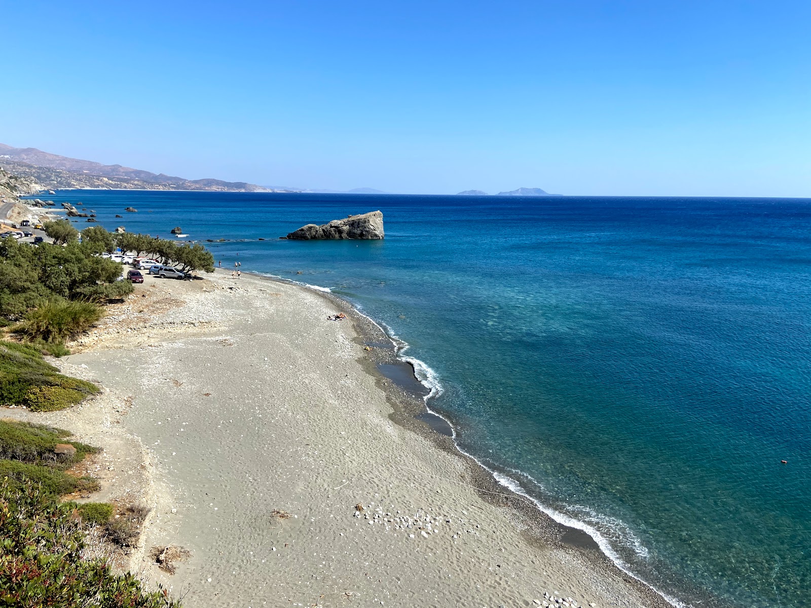 Foto von Dionyssos beach mit grauer kies Oberfläche