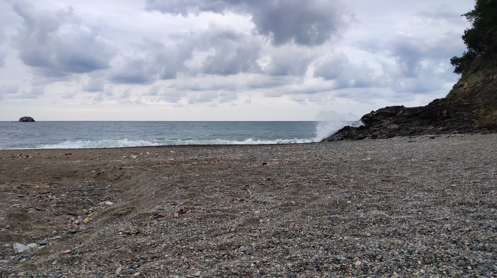 Foto av Kucukcay Beach omgiven av klippor