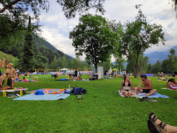 Foto van Strandbad Erlberg ondersteund door kliffen