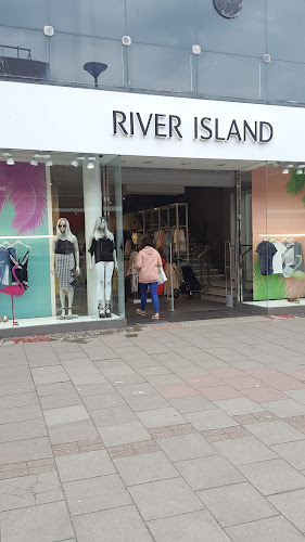 Comments and reviews of River Island