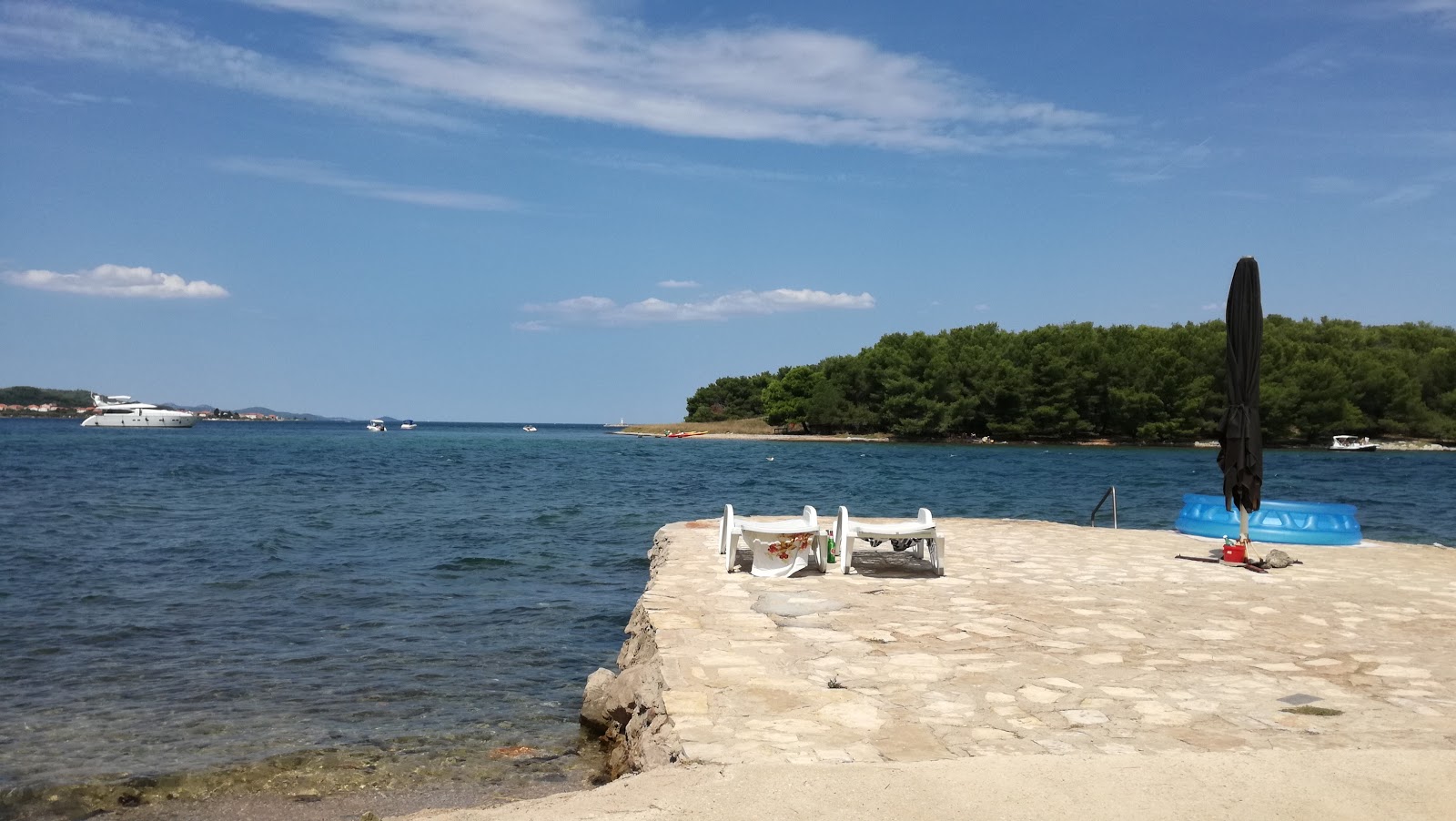 Foto von Pasman beach mit türkisfarbenes wasser Oberfläche