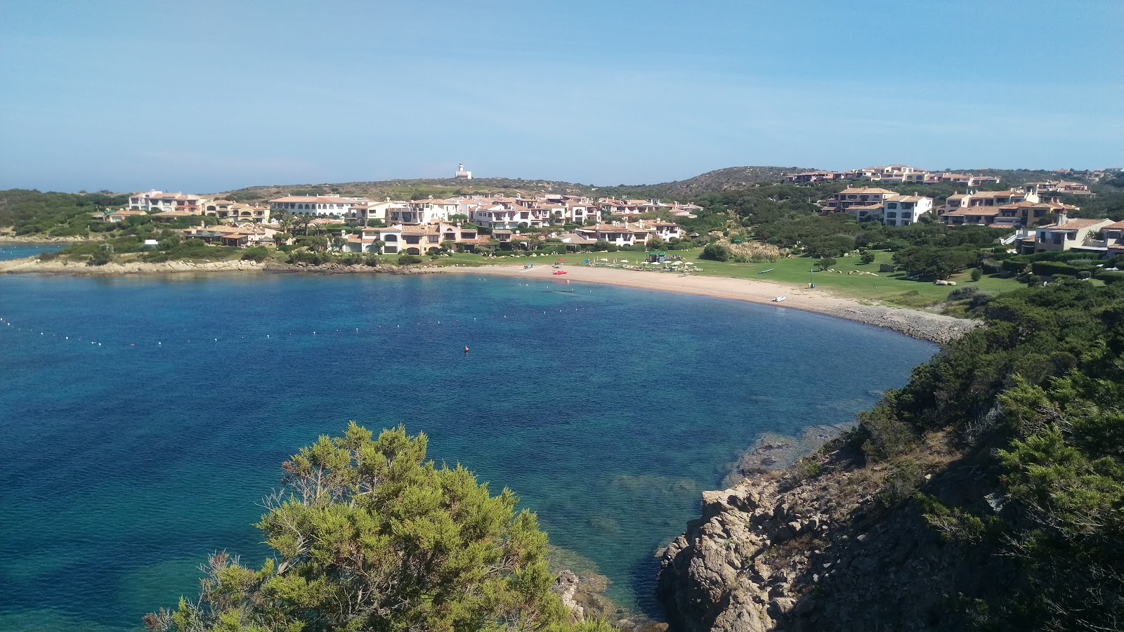 Fotografie cu Spiaggia Cala del Faro cu o suprafață de apa albastra