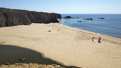 Praia da Foz dos Ouricos'in fotoğrafı geniş bir kıyı şeridi ile birlikte