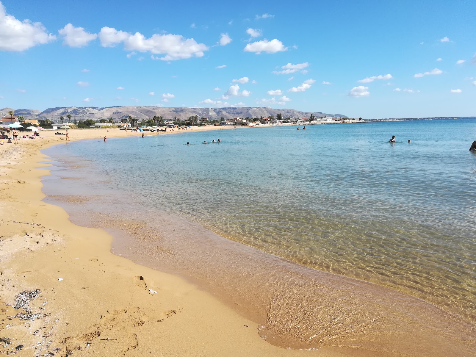 Valokuva Spiaggia Calabernardoista. pinnalla ruskea hiekka:n kanssa