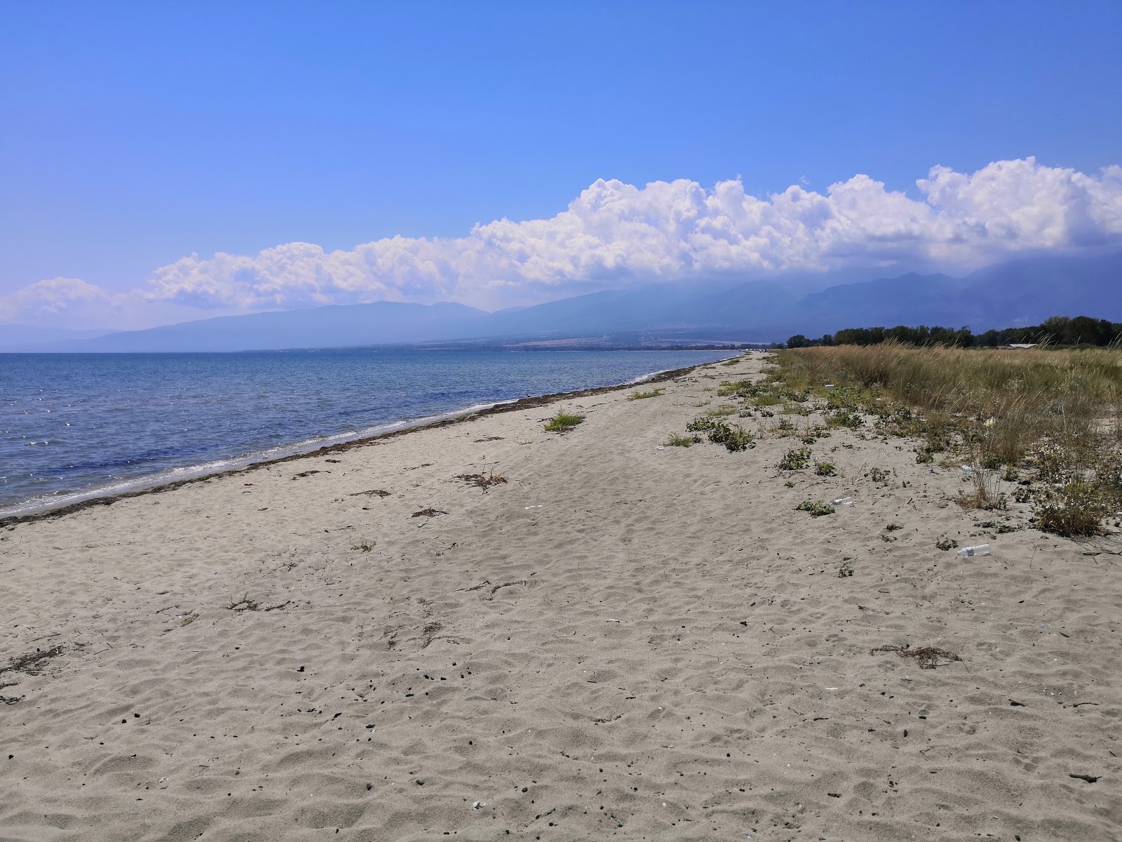 Foto von Variko beach mit grauer sand Oberfläche