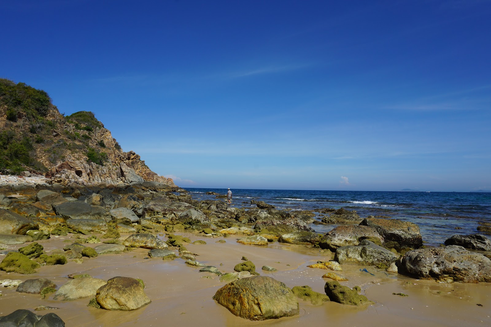 Foto di Om Beach circondato da montagne