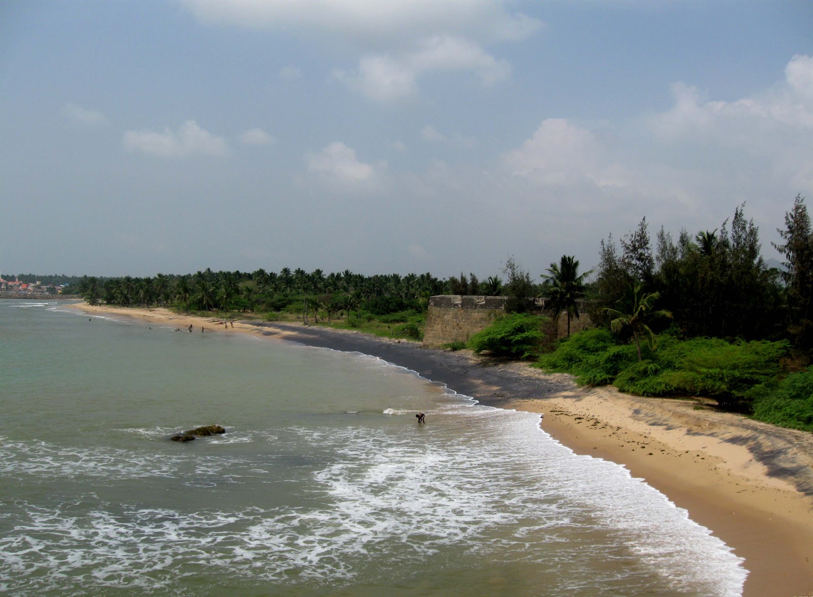 Zdjęcie Vattakottai Beach z powierzchnią jasny piasek