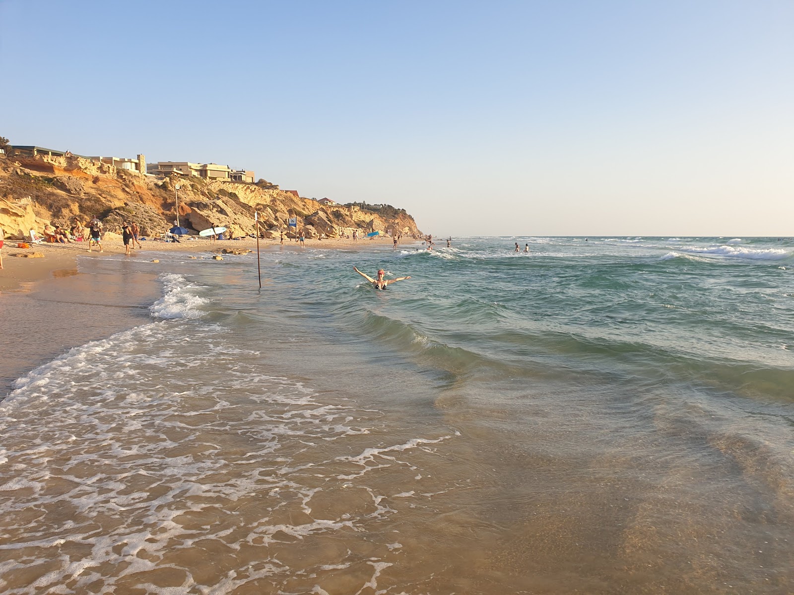 Foto de Beit Yanai beach e o assentamento