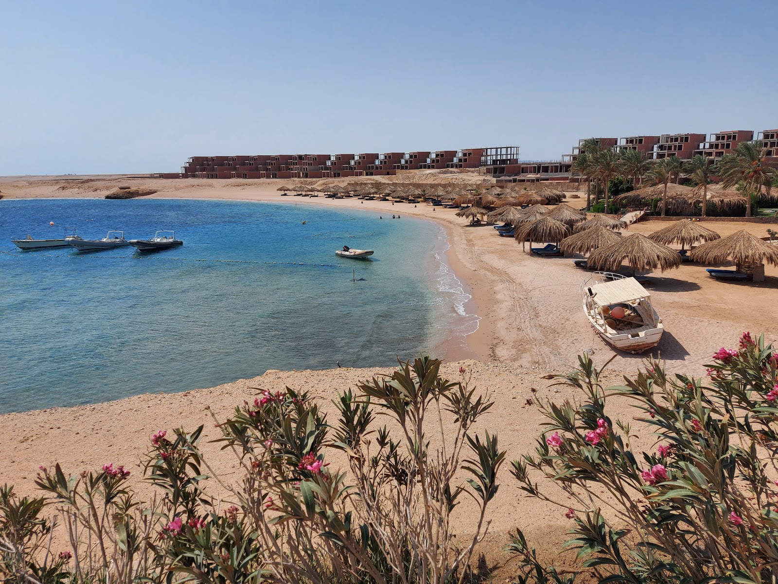 Foto de Sharm El Naga Beach com areia brilhante superfície