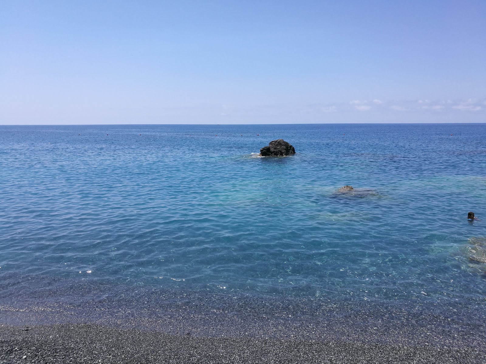 Spiaggia di Santa Teresa'in fotoğrafı - rahatlamayı sevenler arasında popüler bir yer