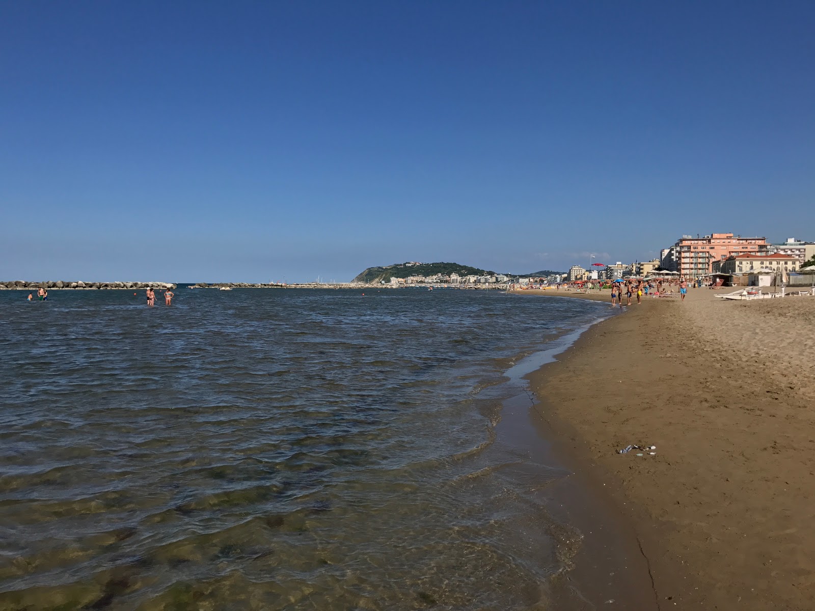 Photo de Spiaggia di Cattolica II avec sable lumineux de surface