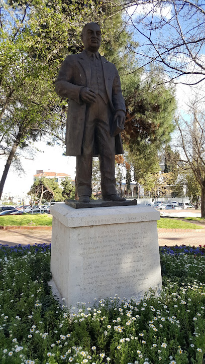 Yahya Kemal Beyatlı Anıtı