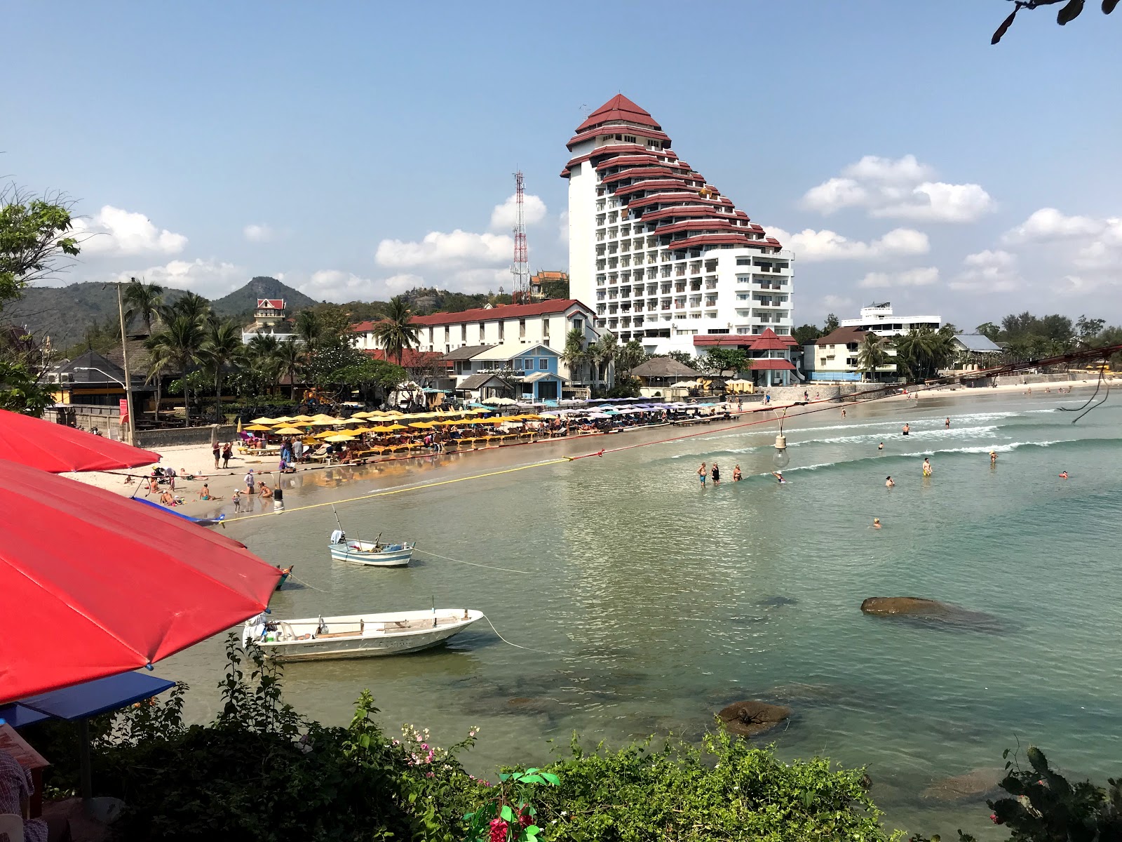 Foto von Takiab Beach von Klippen umgeben