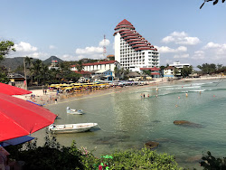 Foto von Takiab Beach von Klippen umgeben
