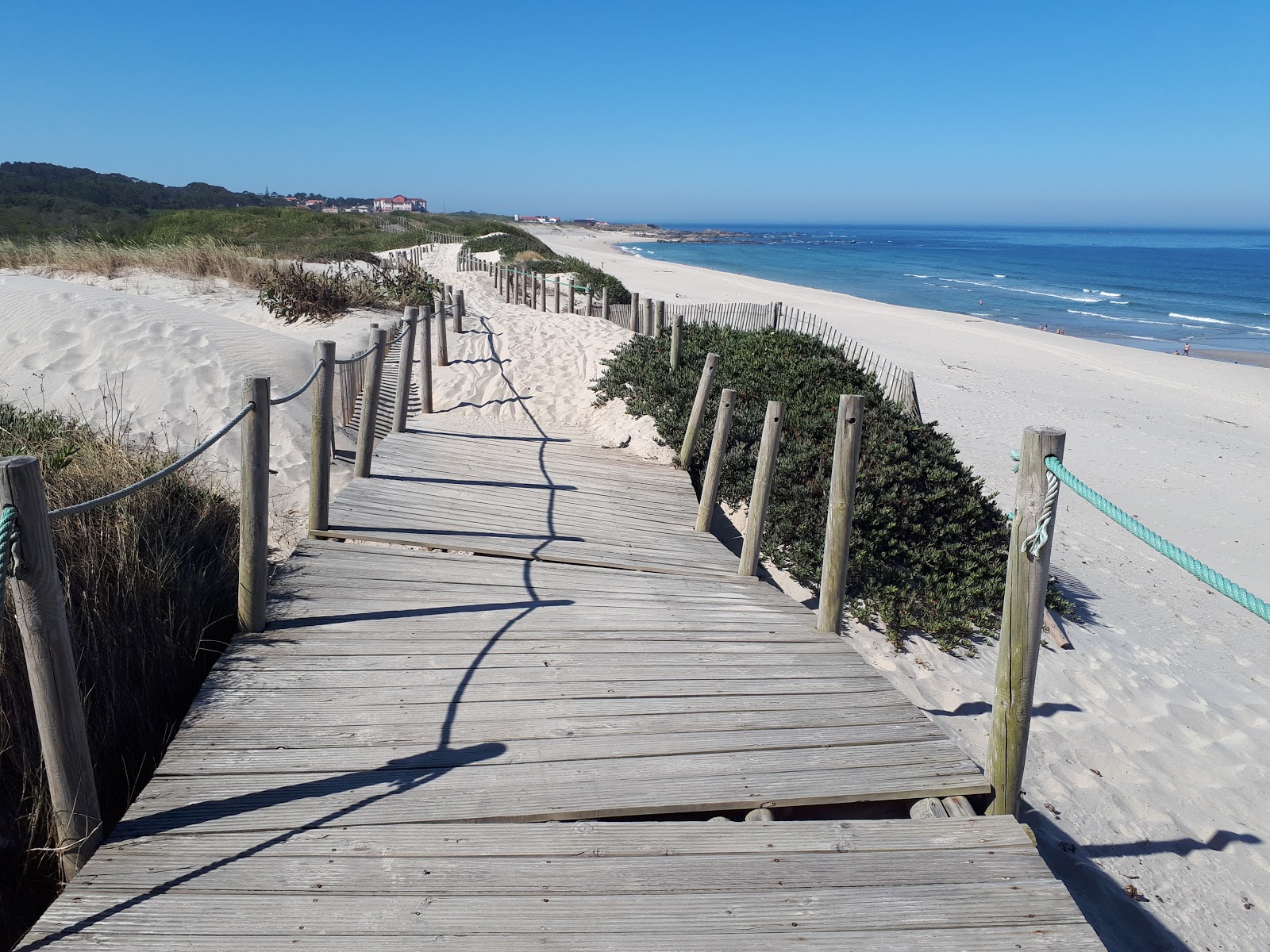 Fotografie cu Praia da Duna do Caldeirao cu drept și lung