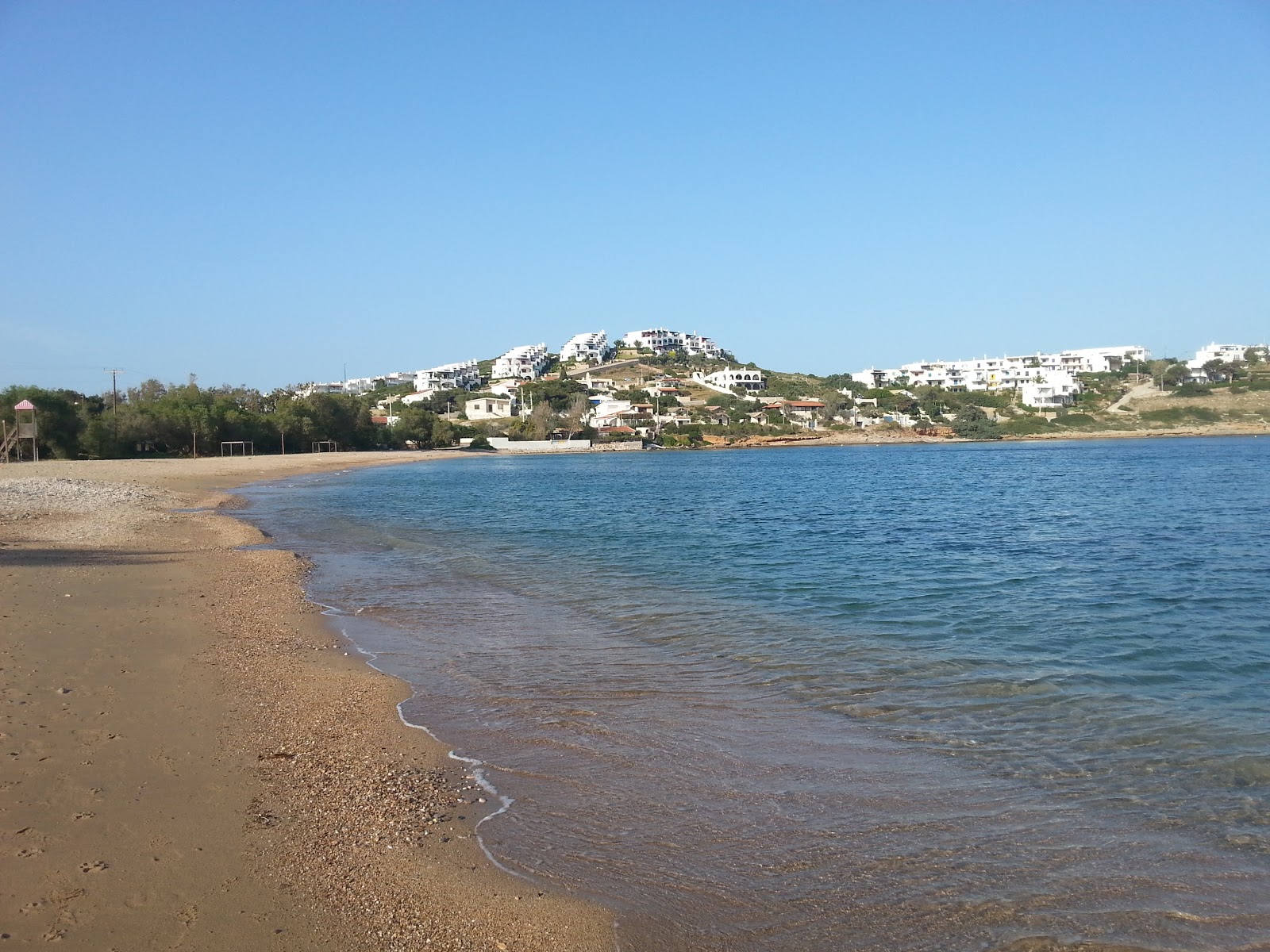 Foto av Paralia Pountazeza med grönt vatten yta