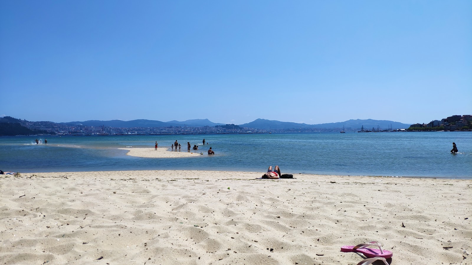 Foto av Praia de Moana med vit sand yta