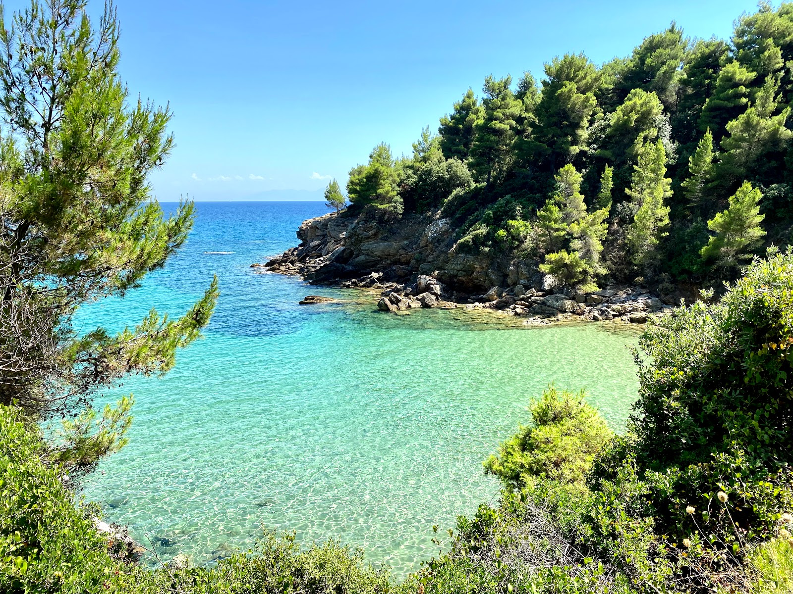 Vlachorema beach'in fotoğrafı dağlarla çevrili
