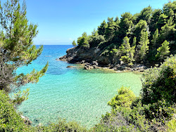 Vlachorema beach'in fotoğrafı dağlarla çevrili