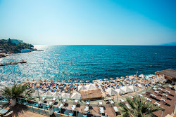 Foto von Charisma De Luxe Hotel Beach umgeben von Bergen