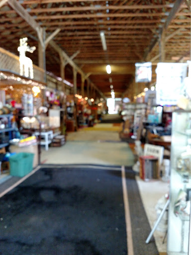 Flea Market «Red Barn Flea Market Auction», reviews and photos, 3381 Kings Hwy, Colonial Beach, VA 22443, USA