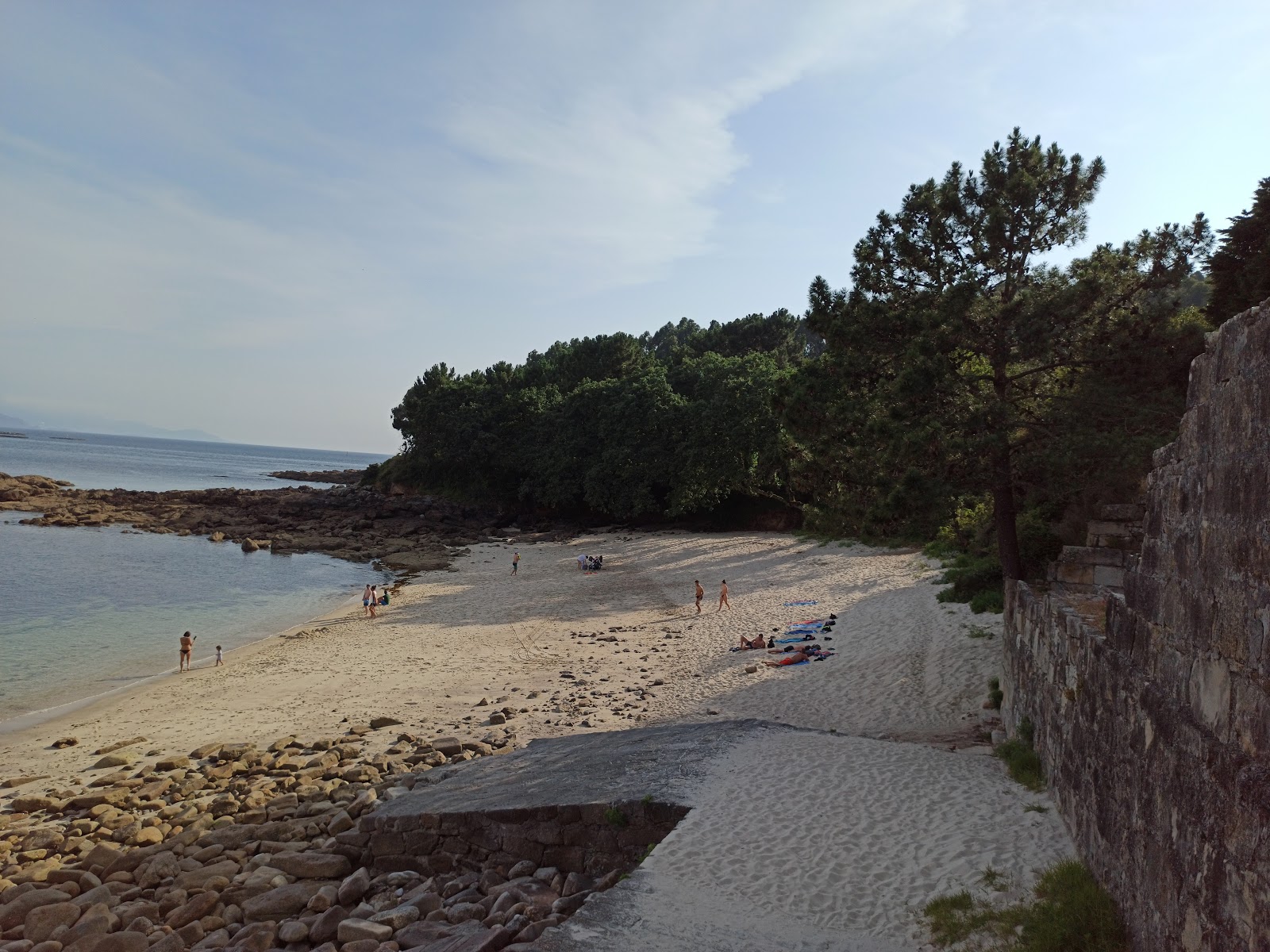 Foto van Praia de Temperan en zijn prachtige landschap