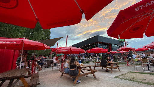 Bar de détente avec canapés en Montreal