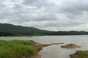 Hồ Yên Trung image