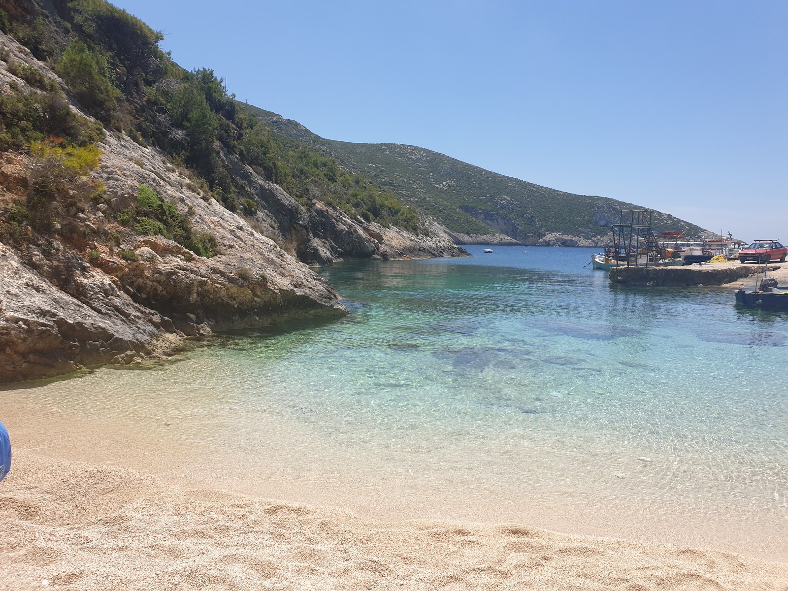 Fotografija Porto Vromi Beach II nahaja se v naravnem okolju