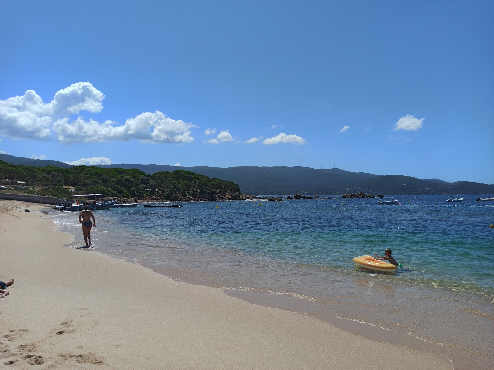 Photo de Isolella beach avec l'eau cristalline de surface