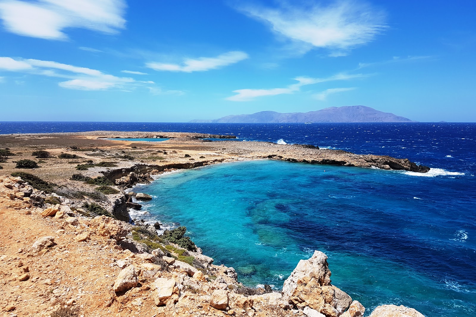Foto di Exo Elaris beach con una superficie del sabbia marrone