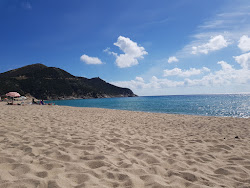 Solanas Plajı'in fotoğrafı uçurumlarla desteklenmiş