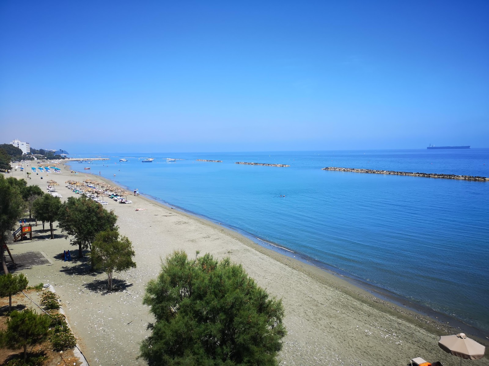 Fotografija Akti Olympion beach z svetel pesek površino