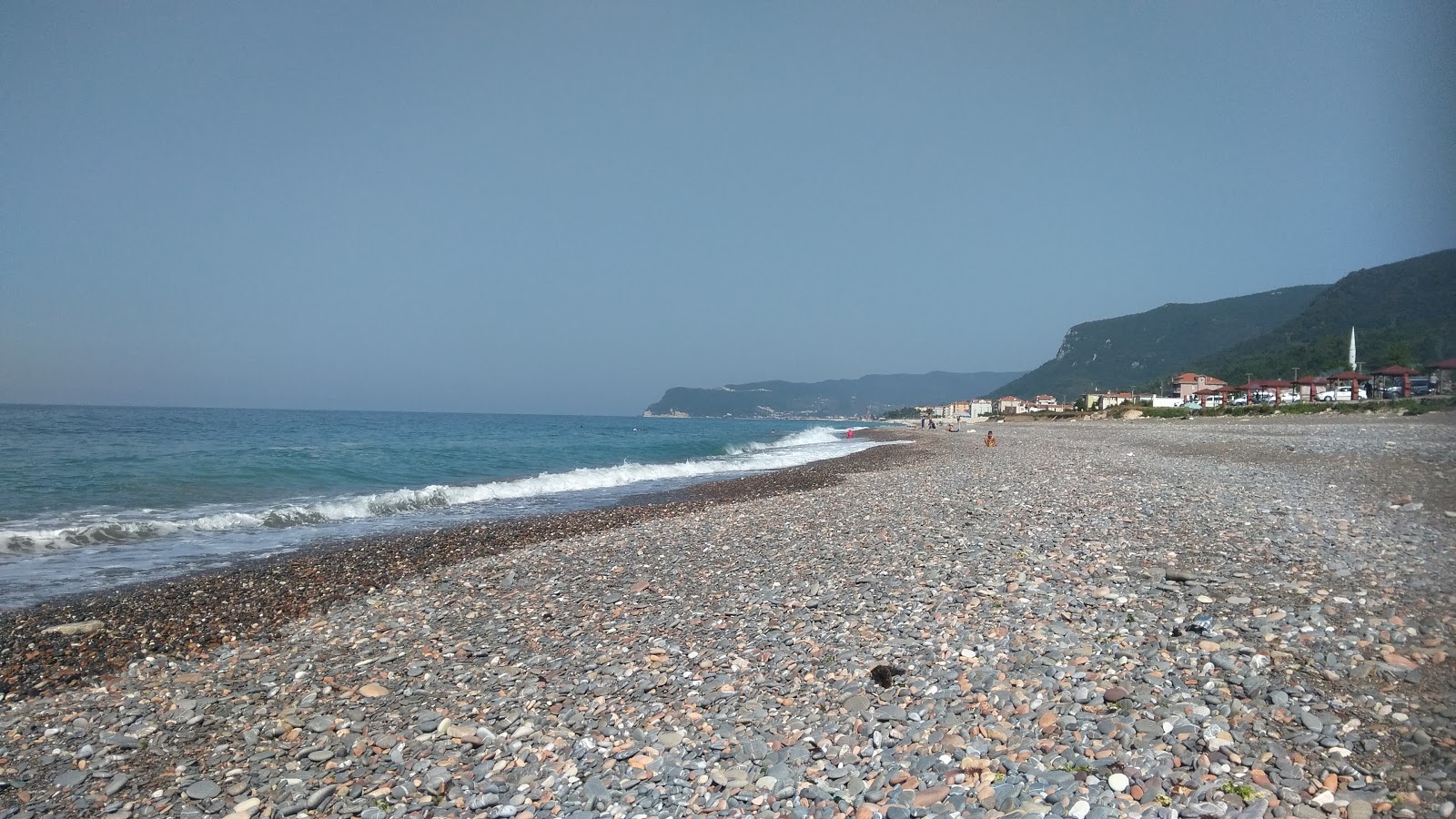 Φωτογραφία του Gebes Plaji με γκρίζα άμμος και βότσαλο επιφάνεια