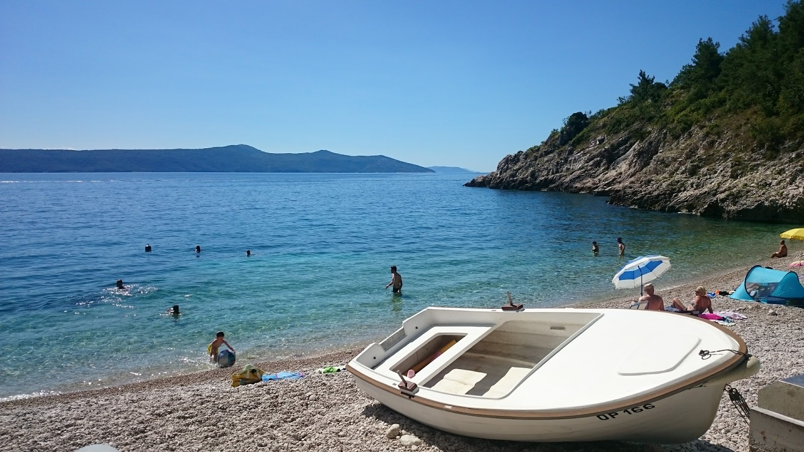 Foto di Uboka beach con una superficie del acqua cristallina