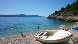 Uboka beach'in fotoğrafı küçük koy ile birlikte