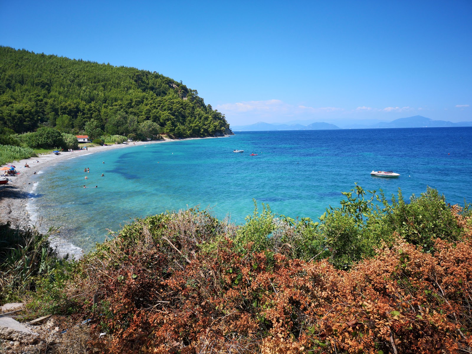 Foto de Koutsoupri beach - lugar popular entre os apreciadores de relaxamento