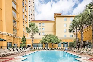 La Quinta Inn & Suites by Wyndham San Antonio Riverwalk image