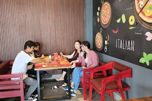 Laziz Pizza Thoubal image